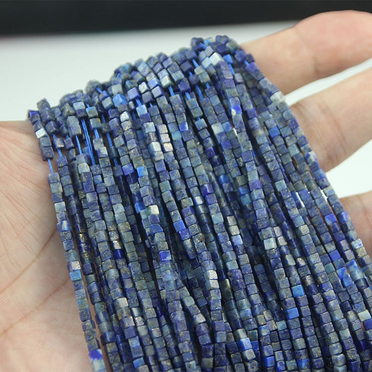 Išsklaidytos karoliukus iš kvarco; Medžiagos: paveikslėlio akmuo, imperatoriškas akmuo, sintetinis purpurinis achatas, sintetinis rhodolitas; Stilius: madingas