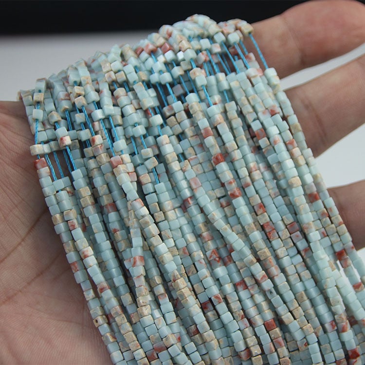 Išsklaidytos karoliukus iš kvarco; Medžiagos: paveikslėlio akmuo, imperatoriškas akmuo, sintetinis purpurinis achatas, sintetinis rhodolitas; Stilius: madingas