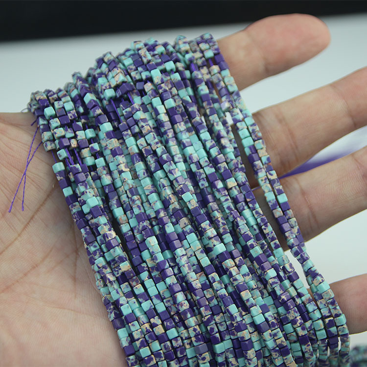 Išsklaidytos karoliukus iš kvarco; Medžiagos: paveikslėlio akmuo, imperatoriškas akmuo, sintetinis purpurinis achatas, sintetinis rhodolitas; Stilius: madingas