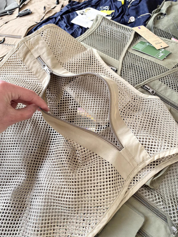 Darba veste ar 3D patch kabatām, rāvējslēdzēja priekšā, V formas kakls, brīvs griezums, poliestera audums ar pamuš, vasaras sezonai