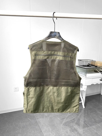 Darba veste ar 3D patch kabatām, rāvējslēdzēja priekšā, V formas kakls, brīvs griezums, poliestera audums ar pamuš, vasaras sezonai