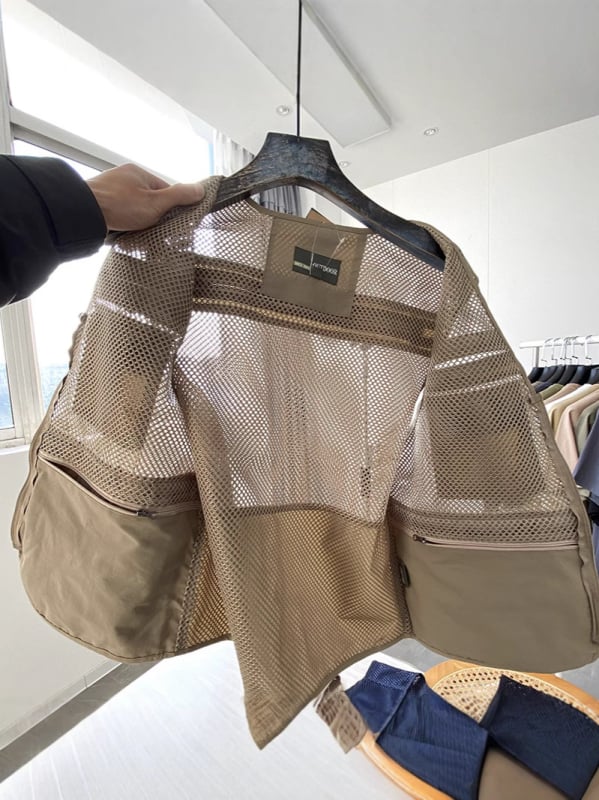 Darba veste ar 3D patch kabatām, rāvējslēdzēja priekšā, V formas kakls, brīvs griezums, poliestera audums ar pamuš, vasaras sezonai