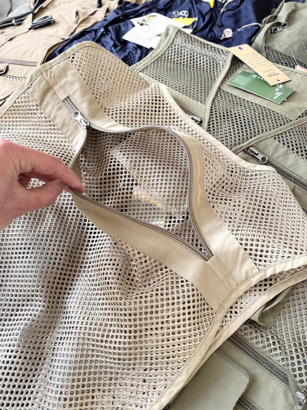 Darba veste ar 3D patch kabatām, rāvējslēdzēja priekšā, V formas kakls, brīvs griezums, poliestera audums ar pamuš, vasaras sezonai