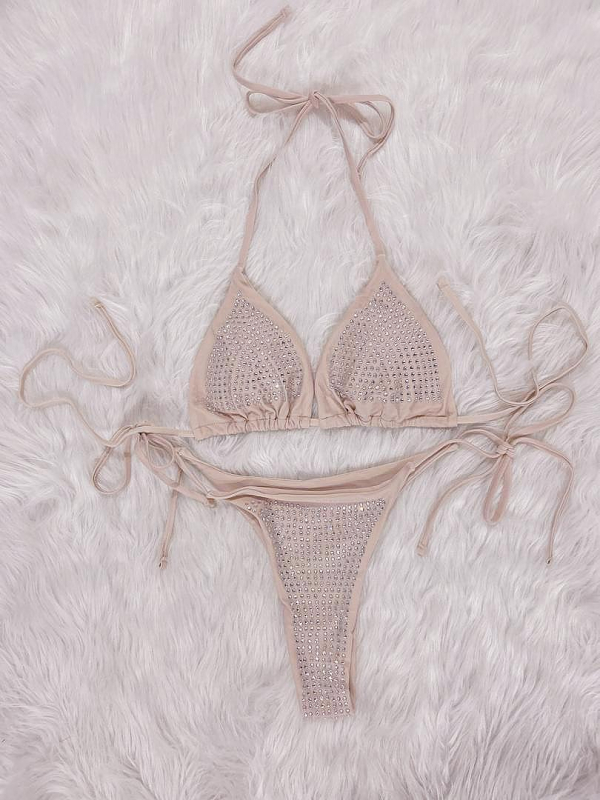 Bikini din două piese cu bretele, fără spate, foarte elastic; material nylon 82%, căptușeală poliester 18%; bureți în cupă