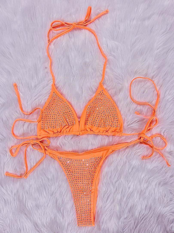 Bikini din două piese cu bretele, fără spate, foarte elastic; material nylon 82%, căptușeală poliester 18%; bureți în cupă