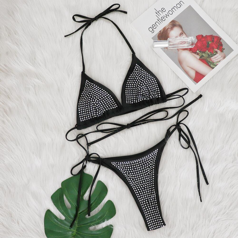 Bikini din două piese cu bretele, fără spate, foarte elastic; material nylon 82%, căptușeală poliester 18%; bureți în cupă