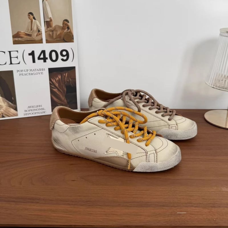 Ženske tenisice od nubuk velura - color-block, vezivanje, niska silueta, gumeni potplat