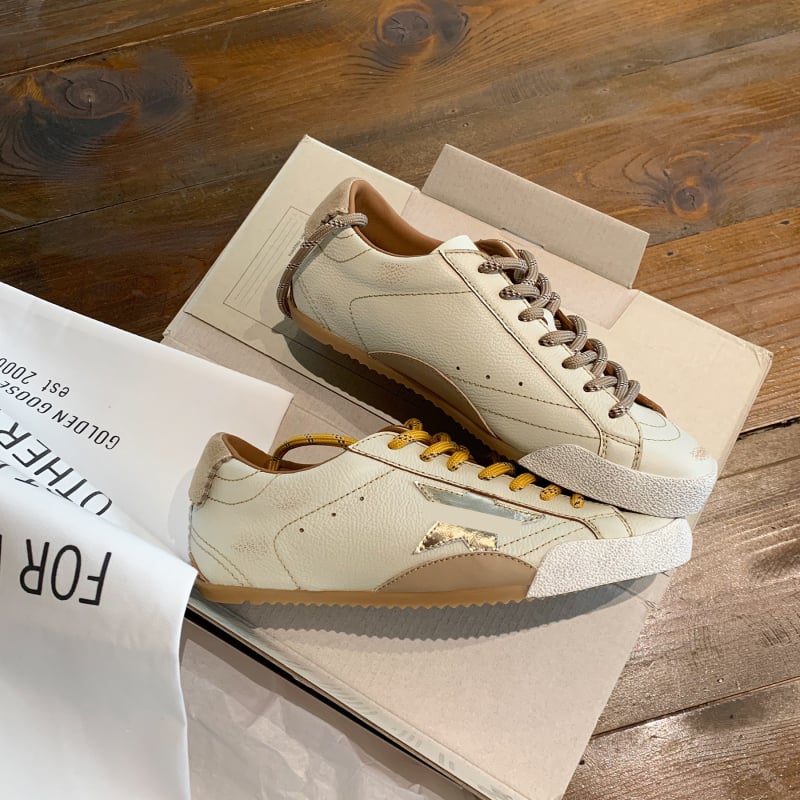 Ženske tenisice od nubuk velura - color-block, vezivanje, niska silueta, gumeni potplat