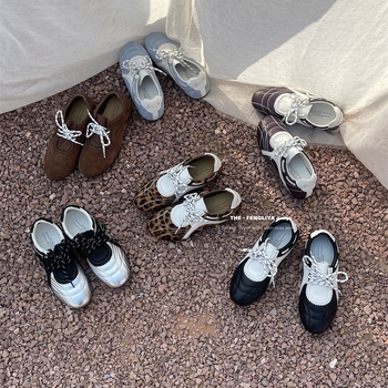 Γυναικεία δερμάτινα casual sneakers με άνω μέρος από δέρμα αγελάδας, χαμηλό τακούνι 1–3 cm, καουτσούκ σόλα, διπλός πάτος από δέρμα χοίρου, κορδόνια ή slip-on