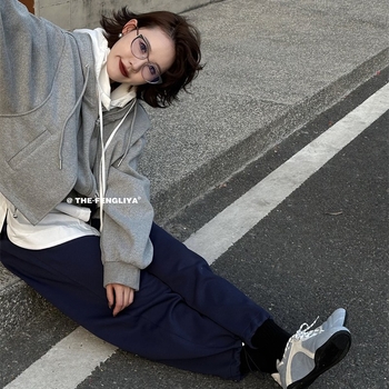 Γυναικεία δερμάτινα casual sneakers με άνω μέρος από δέρμα αγελάδας, χαμηλό τακούνι 1–3 cm, καουτσούκ σόλα, διπλός πάτος από δέρμα χοίρου, κορδόνια ή slip-on