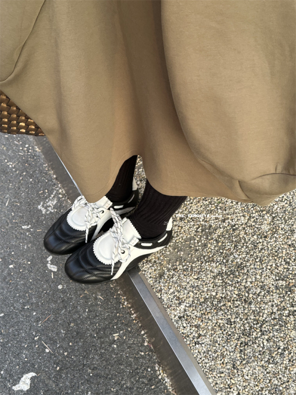 Γυναικεία δερμάτινα casual sneakers με άνω μέρος από δέρμα αγελάδας, χαμηλό τακούνι 1–3 cm, καουτσούκ σόλα, διπλός πάτος από δέρμα χοίρου, κορδόνια ή slip-on