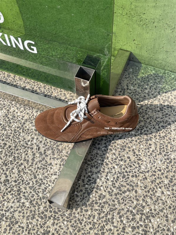 Γυναικεία δερμάτινα casual sneakers με άνω μέρος από δέρμα αγελάδας, χαμηλό τακούνι 1–3 cm, καουτσούκ σόλα, διπλός πάτος από δέρμα χοίρου, κορδόνια ή slip-on