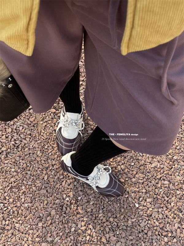 Γυναικεία δερμάτινα casual sneakers με άνω μέρος από δέρμα αγελάδας, χαμηλό τακούνι 1–3 cm, καουτσούκ σόλα, διπλός πάτος από δέρμα χοίρου, κορδόνια ή slip-on