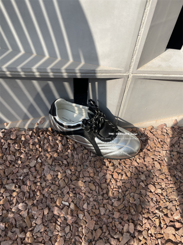 Γυναικεία δερμάτινα casual sneakers με άνω μέρος από δέρμα αγελάδας, χαμηλό τακούνι 1–3 cm, καουτσούκ σόλα, διπλός πάτος από δέρμα χοίρου, κορδόνια ή slip-on