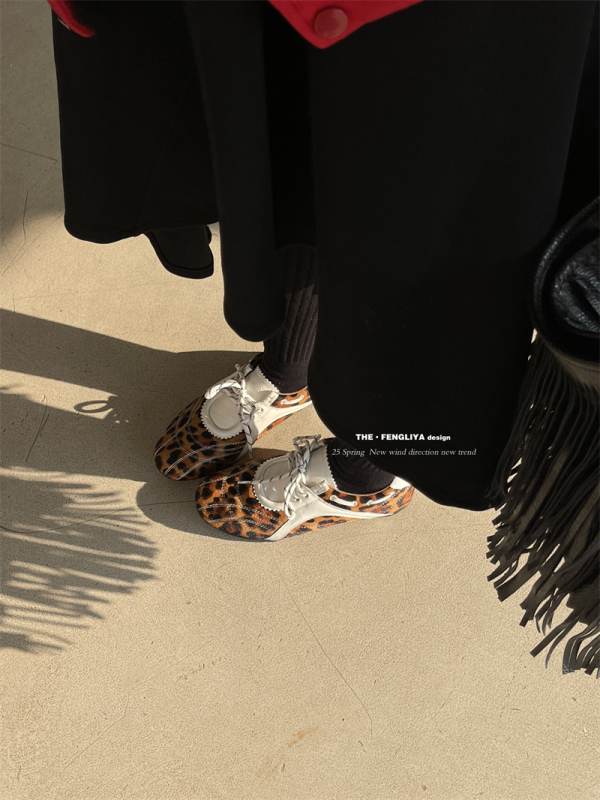 Γυναικεία δερμάτινα casual sneakers με άνω μέρος από δέρμα αγελάδας, χαμηλό τακούνι 1–3 cm, καουτσούκ σόλα, διπλός πάτος από δέρμα χοίρου, κορδόνια ή slip-on