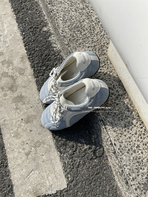 Γυναικεία δερμάτινα casual sneakers με άνω μέρος από δέρμα αγελάδας, χαμηλό τακούνι 1–3 cm, καουτσούκ σόλα, διπλός πάτος από δέρμα χοίρου, κορδόνια ή slip-on