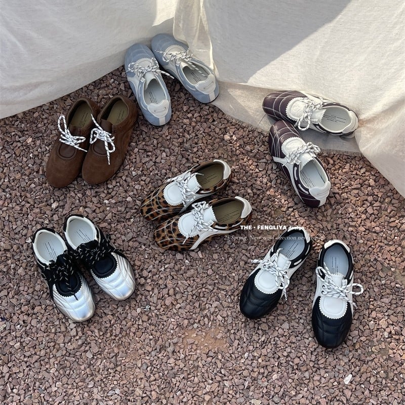 Γυναικεία δερμάτινα casual sneakers με άνω μέρος από δέρμα αγελάδας, χαμηλό τακούνι 1–3 cm, καουτσούκ σόλα, διπλός πάτος από δέρμα χοίρου, κορδόνια ή slip-on