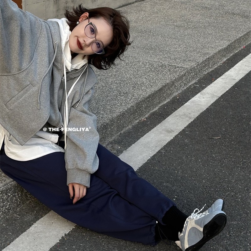 Γυναικεία δερμάτινα casual sneakers με άνω μέρος από δέρμα αγελάδας, χαμηλό τακούνι 1–3 cm, καουτσούκ σόλα, διπλός πάτος από δέρμα χοίρου, κορδόνια ή slip-on