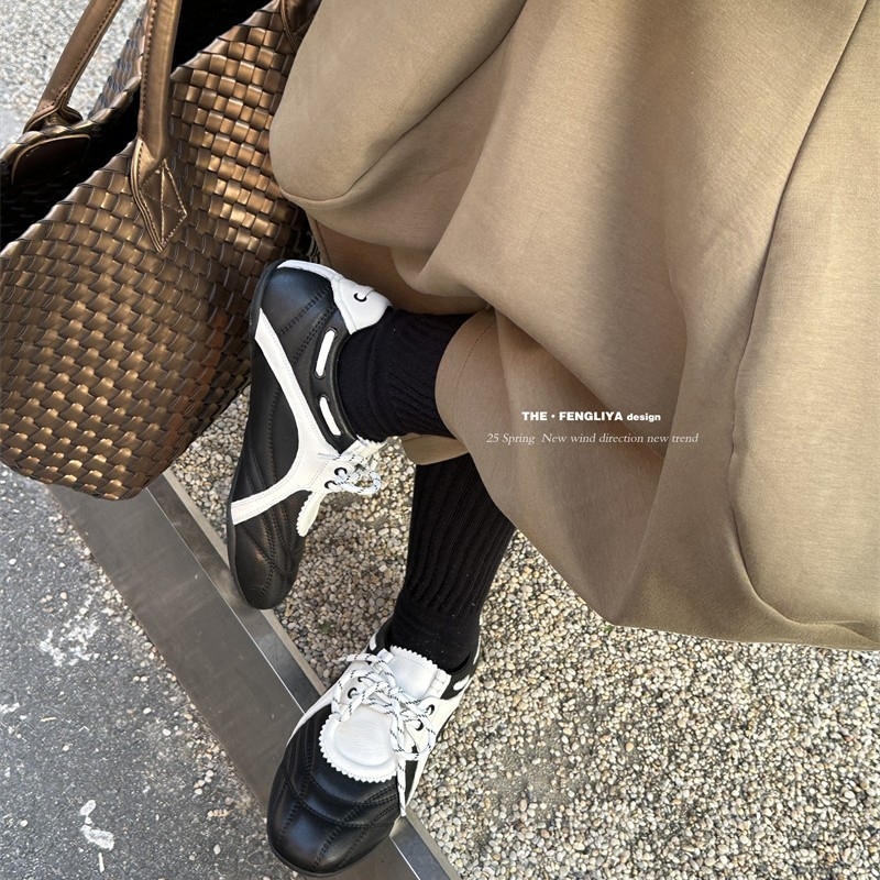 Γυναικεία δερμάτινα casual sneakers με άνω μέρος από δέρμα αγελάδας, χαμηλό τακούνι 1–3 cm, καουτσούκ σόλα, διπλός πάτος από δέρμα χοίρου, κορδόνια ή slip-on