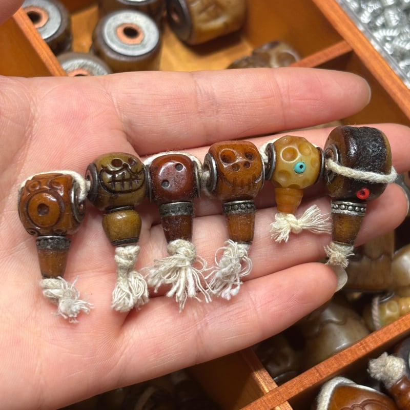 Buda Kostna glava u stilu Xizang s ugrađenim rezbarijama, polirana, Guangzhou, proljeće 2025, kod 324534