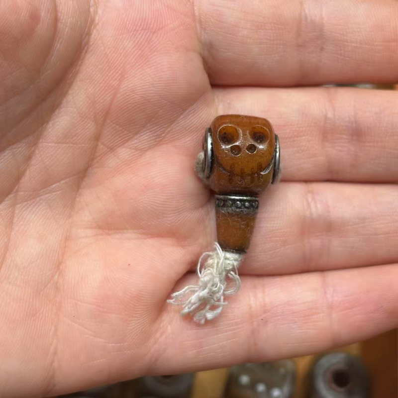 Buda Kostna glava u stilu Xizang s ugrađenim rezbarijama, polirana, Guangzhou, proljeće 2025, kod 324534