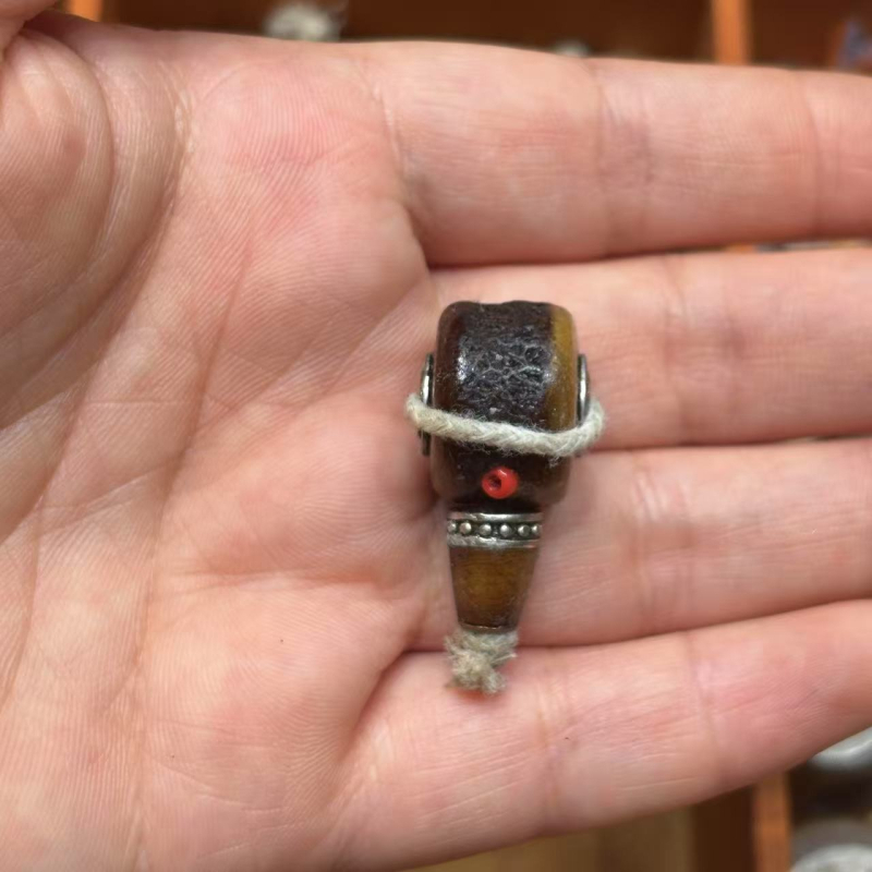 Buda Kostna glava u stilu Xizang s ugrađenim rezbarijama, polirana, Guangzhou, proljeće 2025, kod 324534