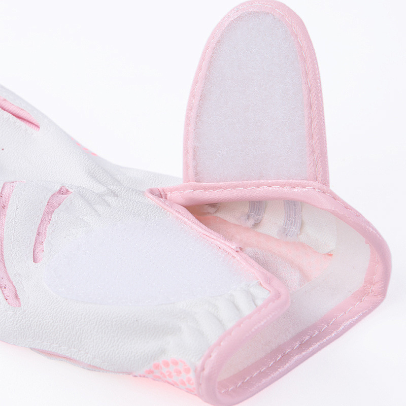 Παιδικά γάντια γκολφ από την TTYGJ — μικροϊνών εποξειδικό ύφασμα + PU + δίχτυ ύφασμα; παλάμη: πολυεστέρας με σιλικόνη; πίσω μέρος χεριού: PU 45% + 55% πολυεστερικές ίνες; δάχτυλα: 90% πολυεστέρας + 10% σπαντέξ