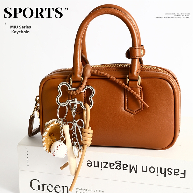 Graceful metalinis raktų pakabukas su mokyklos kuprinės pakabuku — šiuolaikinis minimalistinis stilius