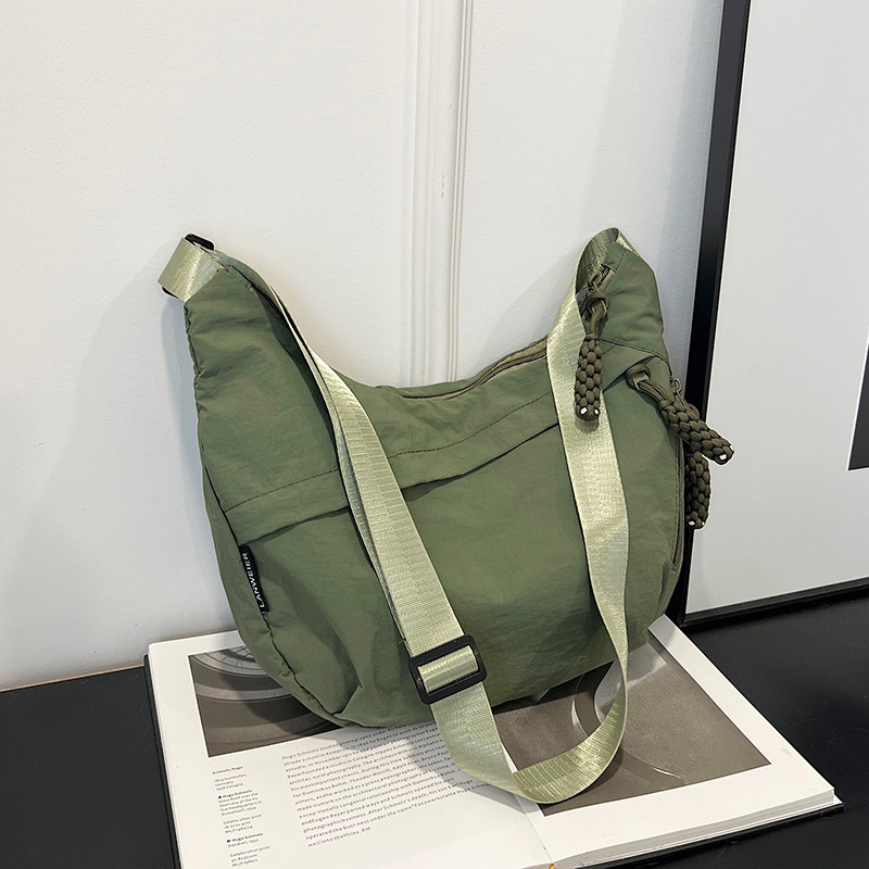 Knedļu formas plecu soma, pilsētas vienkāršība, audums, rāvējslēdzējs, iekšējā kabata telefona uzglabāšanai