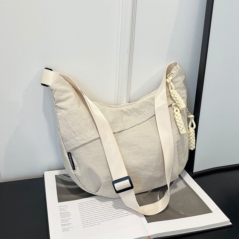 Knedļu formas plecu soma, pilsētas vienkāršība, audums, rāvējslēdzējs, iekšējā kabata telefona uzglabāšanai