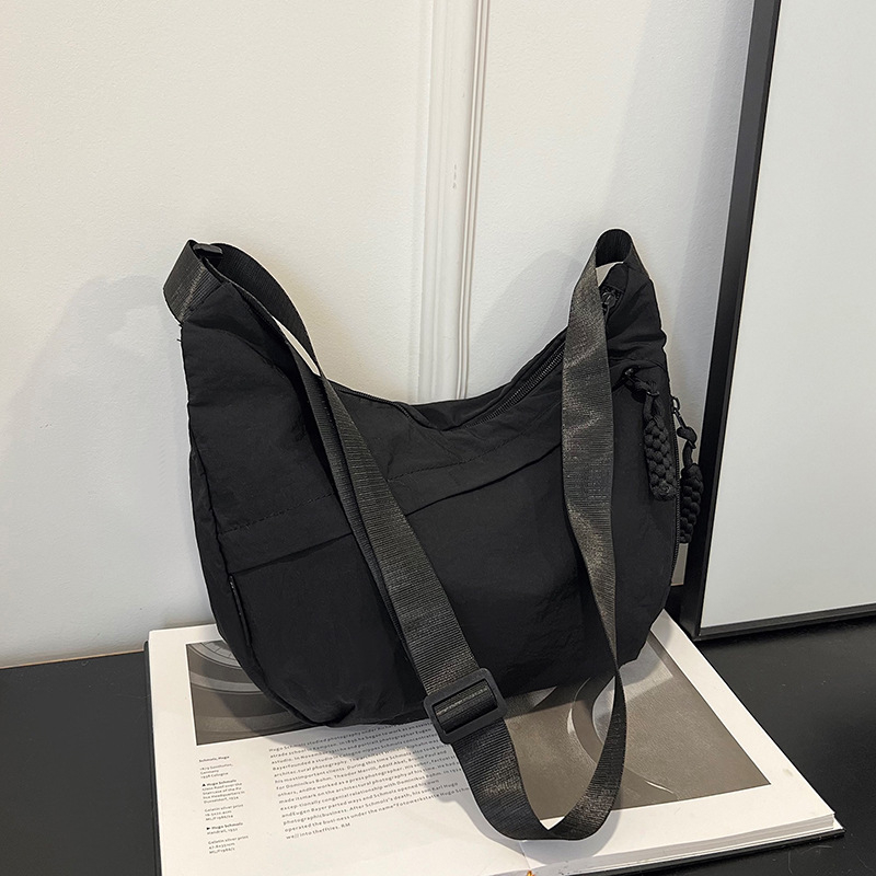 Knedļu formas plecu soma, pilsētas vienkāršība, audums, rāvējslēdzējs, iekšējā kabata telefona uzglabāšanai