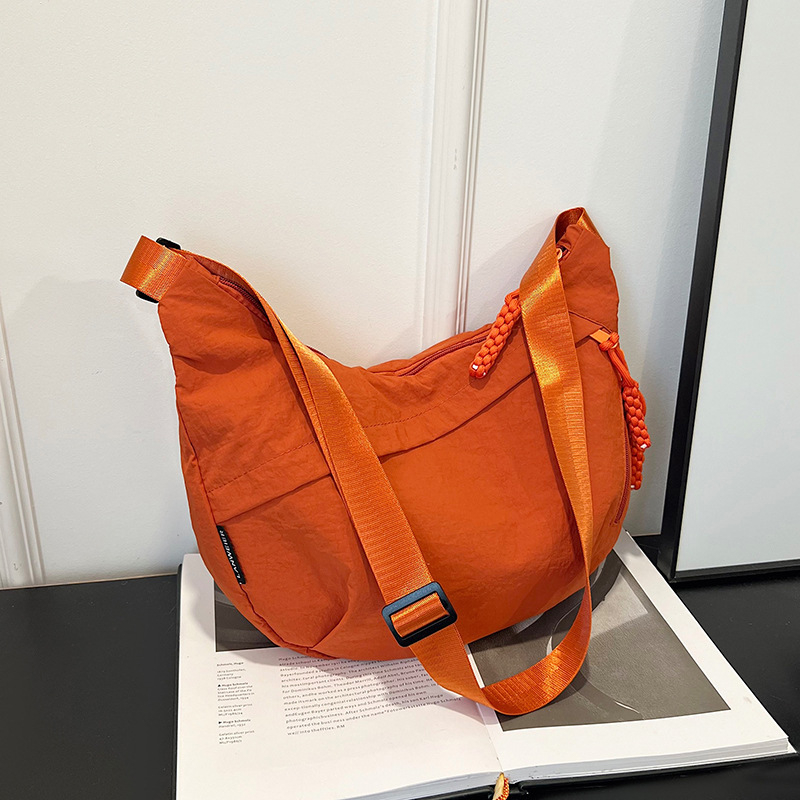 Knedļu formas plecu soma, pilsētas vienkāršība, audums, rāvējslēdzējs, iekšējā kabata telefona uzglabāšanai