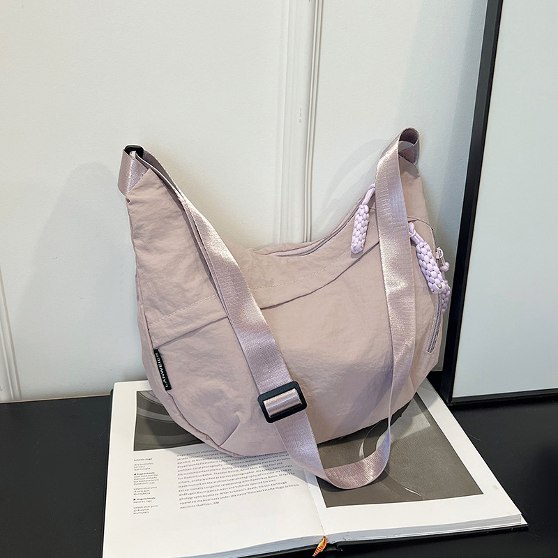 Knedļu formas plecu soma, pilsētas vienkāršība, audums, rāvējslēdzējs, iekšējā kabata telefona uzglabāšanai