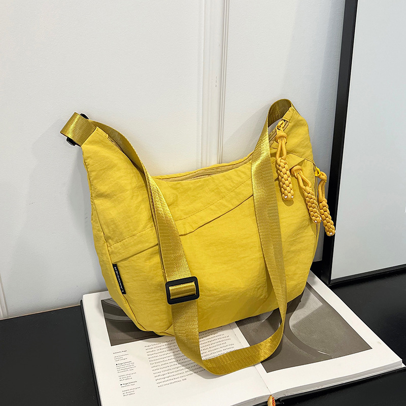 Knedļu formas plecu soma, pilsētas vienkāršība, audums, rāvējslēdzējs, iekšējā kabata telefona uzglabāšanai