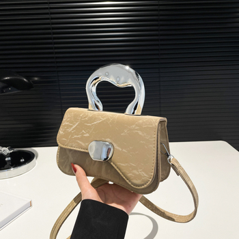 Rankinė — gatvės stiliaus, PU medžiaga, horizontalaus kvadrato formos, poliesterio pamušalas, uždarytas dangtelis