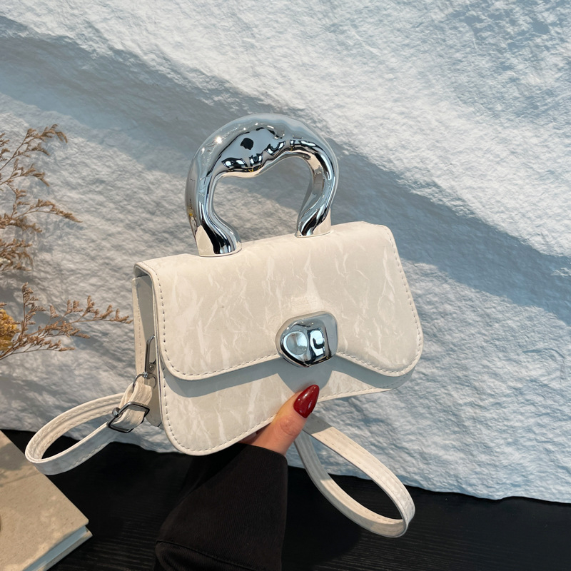 Rankinė — gatvės stiliaus, PU medžiaga, horizontalaus kvadrato formos, poliesterio pamušalas, uždarytas dangtelis