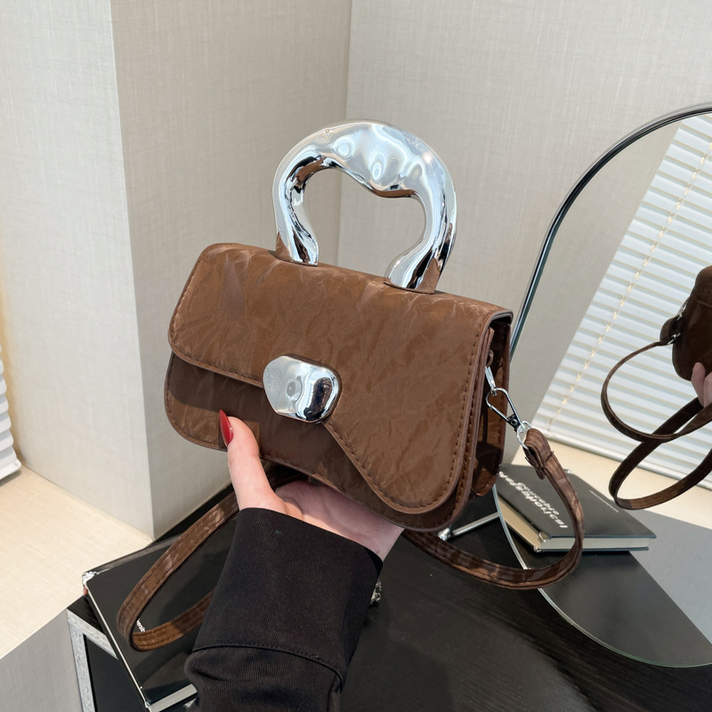 Rankinė — gatvės stiliaus, PU medžiaga, horizontalaus kvadrato formos, poliesterio pamušalas, uždarytas dangtelis