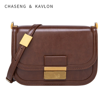 PU sieviešu crossbody soma - kvadrātvietas forma, aizdare ar sprādzi, iekšējie nodalījumi telefonam, personas apliecībai un rāvējslēdzēja kabata, regulējams siksnas garums