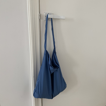 Sieviešu bucket soma, neilons ar kanvas tekstūru, vertikāla kvadrāta forma, Velcro aizdare, iekšējā atsešķa telefona kabata, viena pleca siksna, ikdienas lietošanai