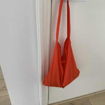 Sieviešu bucket soma, neilons ar kanvas tekstūru, vertikāla kvadrāta forma, Velcro aizdare, iekšējā atsešķa telefona kabata, viena pleca siksna, ikdienas lietošanai