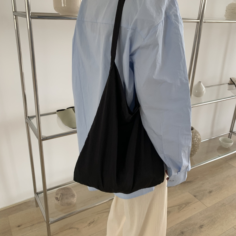 Sieviešu bucket soma, neilons ar kanvas tekstūru, vertikāla kvadrāta forma, Velcro aizdare, iekšējā atsešķa telefona kabata, viena pleca siksna, ikdienas lietošanai