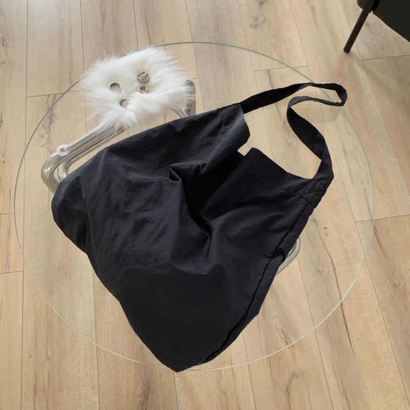 Sieviešu bucket soma, neilons ar kanvas tekstūru, vertikāla kvadrāta forma, Velcro aizdare, iekšējā atsešķa telefona kabata, viena pleca siksna, ikdienas lietošanai