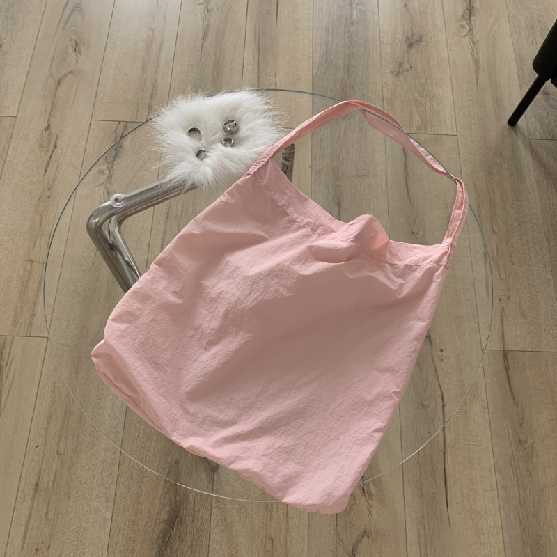 Sieviešu bucket soma, neilons ar kanvas tekstūru, vertikāla kvadrāta forma, Velcro aizdare, iekšējā atsešķa telefona kabata, viena pleca siksna, ikdienas lietošanai