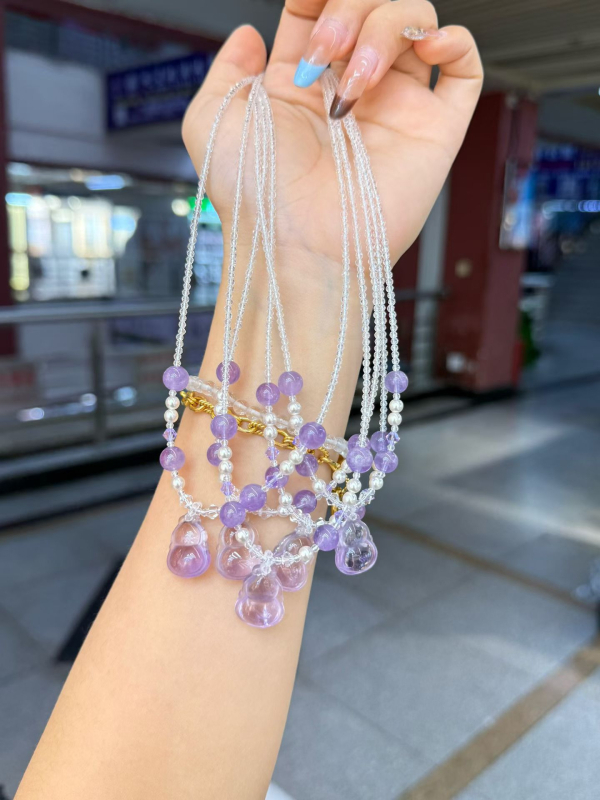 Természetes kristály nyaklánc, zodiákus alakú medál, reguláris lánc, kínai stílus (természetes kristály; kristály medál; reguláris lánc; zodiákus alak; kínai stílus)