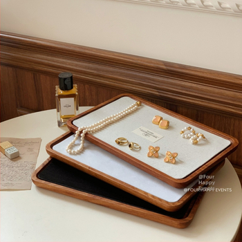 Masivus medžio papuošalų demonstravimo padėklas karoliai ir apyrankėms su veliūrine įdėkle — aukštos klasės stilius, 2024 rudens leidimas