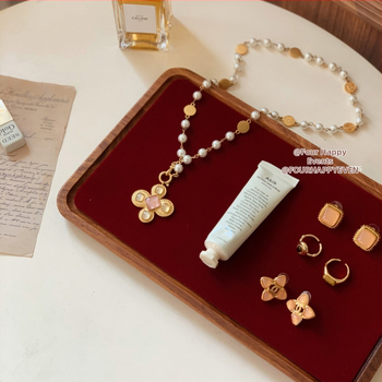 Masivus medžio papuošalų demonstravimo padėklas karoliai ir apyrankėms su veliūrine įdėkle — aukštos klasės stilius, 2024 rudens leidimas