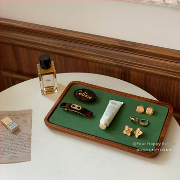 Masivus medžio papuošalų demonstravimo padėklas karoliai ir apyrankėms su veliūrine įdėkle — aukštos klasės stilius, 2024 rudens leidimas