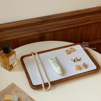 Masivus medžio papuošalų demonstravimo padėklas karoliai ir apyrankėms su veliūrine įdėkle — aukštos klasės stilius, 2024 rudens leidimas