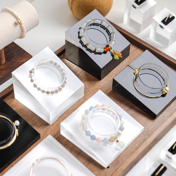 Akrilo apyrankių demonstravimo stovas, aukštos kokybės, akrilo konstrukcija, purškiamo plastiko apdaila, 2025 m. ruduo