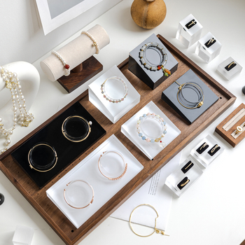 Akrilo apyrankių demonstravimo stovas, aukštos kokybės, akrilo konstrukcija, purškiamo plastiko apdaila, 2025 m. ruduo